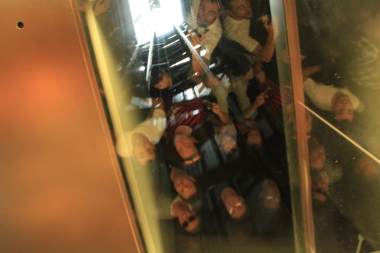 高さ450mの展望回廊へ向かうエレベーター。途中から景色が見えるように透明になっている。みんな上を見ている（笑）