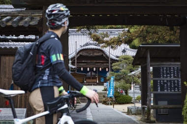 第54番札所「延命寺」にさっそく到着。今治でも屈指の規模を誇り、かつて今治城の一部であった山門や立派な本堂に早速巡礼の旅の気分