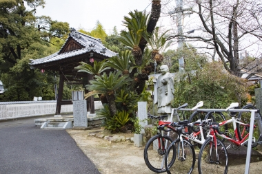 弘法大師像の前にはサイクルラック！サイクリストウエルカムな雰囲気はありがたい。弘法大師の足跡を巡り、八十八か所の霊場を巡拝することでその人の目的を達成するというのが「お遍路」だ