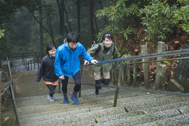 自転車を山門に置いて、石段をゆっくりと登っていく