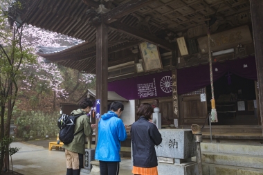 雨に濡れた境内で参拝。市街地にあった寺院とは打って変わって山寺らしい静寂な雰囲気