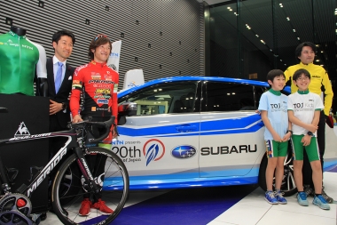 左から大会ディレクターの栗村修氏、同レース最多出場回数をもつ宇都宮ブリッツェンの鈴木真理選手