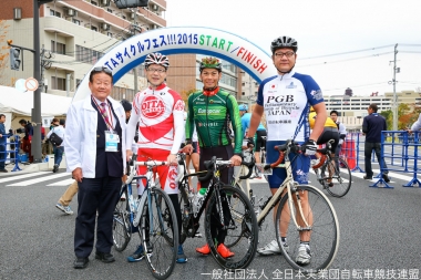 市民パレード走行前。右から自転車活用推進議員連盟の穴見陽一衆議院議員、新城幸也（チームユーロップカー）、佐藤樹一郎大分市長、斧隆夫全日本実業団自転車競技連盟理事長