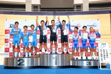 男子チームスプリント表彰  ©(一社)全日本実業団自転車競技連盟