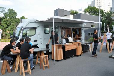 移動図書館だった車両を改造して作られたラファモバイルサイクルクラブ。カフェ設備もそなえている 移動図書館だった車両を改造して作られたラファモバイルサイクルクラブ。カフェ設備もそなえている