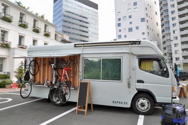 車両の裏側には自転車をかけるフックもある