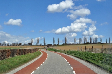 オランダ南部リンブルフ州の道路には、色分けされてわかりやすい自転車専用レーンが整備されている　　　　　　　　　　