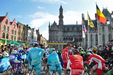 ベルギー最大のクラシックレース『ロンド・バン・ブラーンデレン』のスタート風景