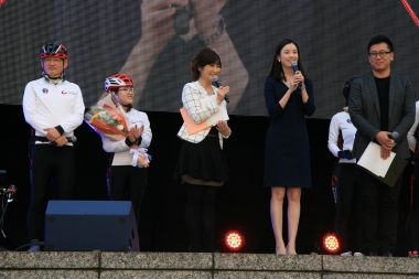 記念式典には韓国の女優、ハン・ヒョジュさん（右から2人目）も登場