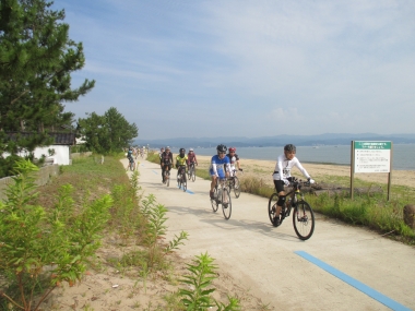 2016年開催の「富山湾岸サイクリング」。氷見市島尾付近（富山県道路課提供）